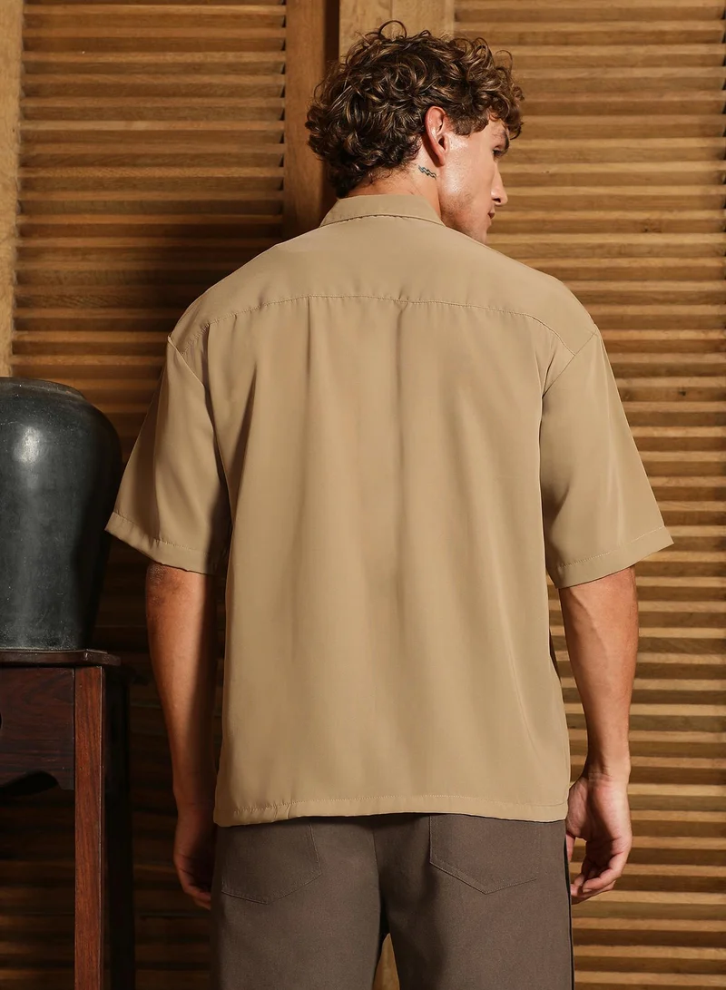 Campus Sutra Men's Khaki Beige Oversized Utility Shirt For Casual Wear | Spread Collar | Short Regular Sleeves | Button Closure | Oversized Shirt Crafted With Comfort Fit For Everyday Wear