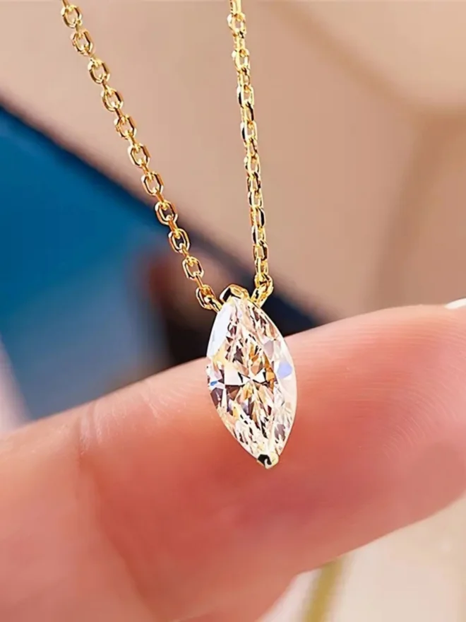 Styli Gold Chain Necklace with Pear-Shaped Pendant