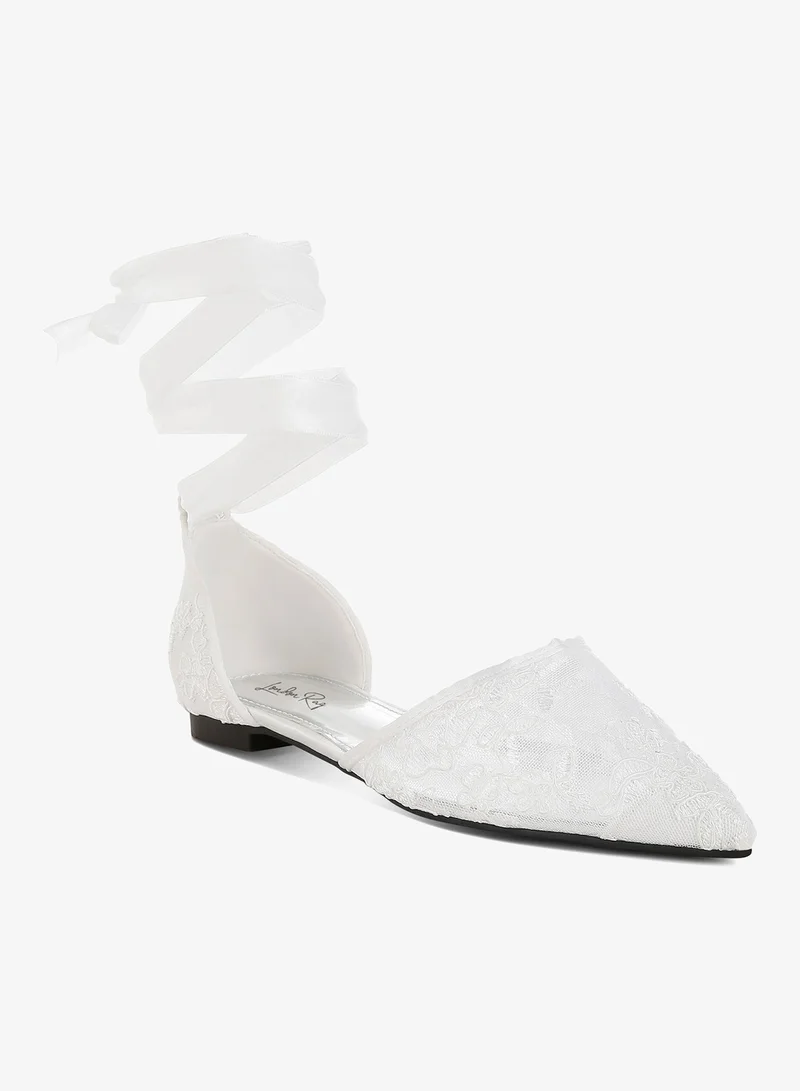 لندن راج صندل مسطح بحزام من اللؤلؤ وحجر الراين باللون الأبيض