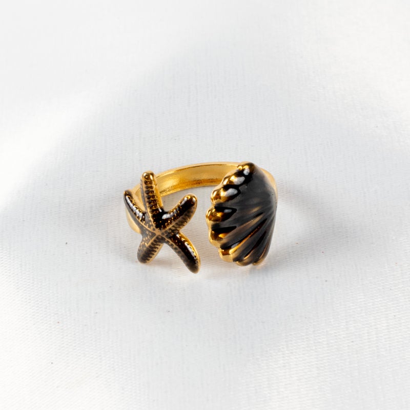 ذا بلاك بيرل اكسسوريز خاتم أستانليس ستيل ذهبي × أسود شكل صدفة البحر فري سايز - Image 2