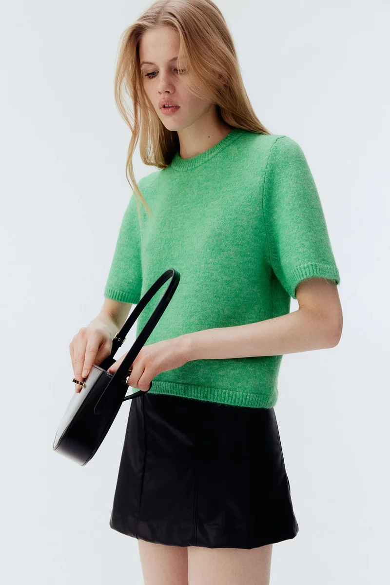 اتش اند ام تي-شيرت محبوك من نسيج فاخر