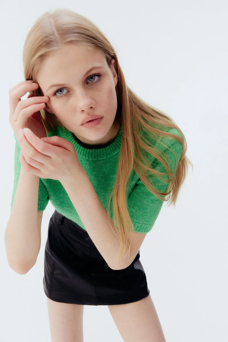 اتش اند ام تي-شيرت محبوك من نسيج فاخر