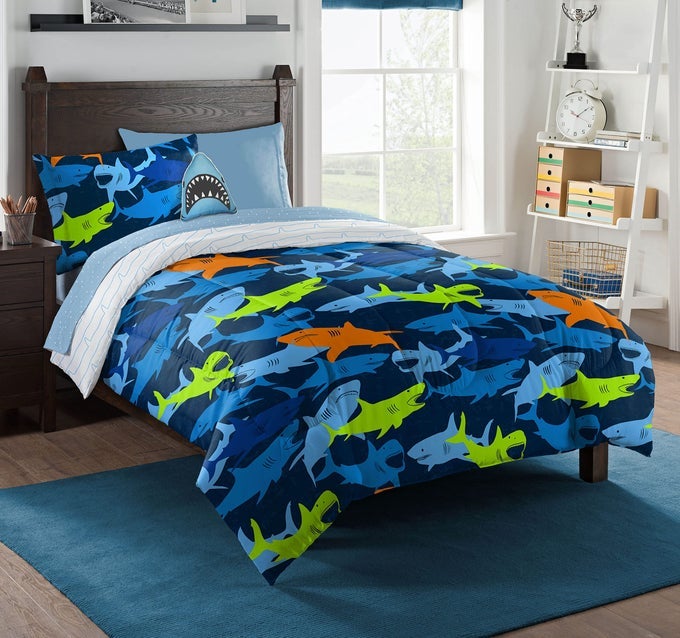 CLASSICS TWIN SIZED COMFORTER SET GLOW IN THE DARK SHARK ADVENTURE 6 PIECE BED IN A BAG ALL SEASONS BEDDING FOR GIRLS AND BOYS COMFORTER FLAT SHEET FITTED SHEET PILLOWCASES PILLOW SHAM