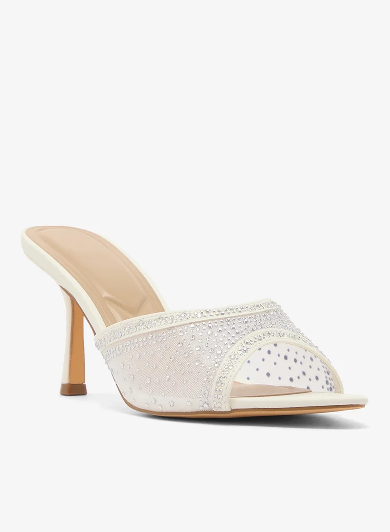 ترافل من نمشي صنادل بكعب عالٍ مزينة بالكريستال بتفاصيل دقيقة