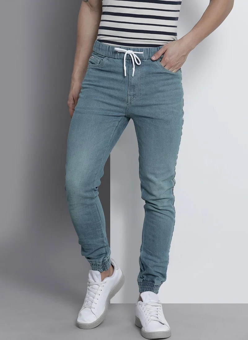 ذا انديان كراج كو Men Slim Fit Solid Mid-Rise Stretchable Denim Joggers