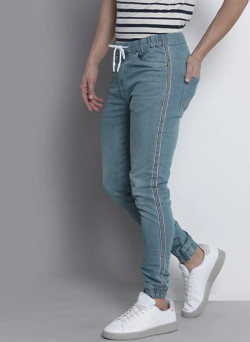 ذا انديان كراج كو Men Slim Fit Solid Mid-Rise Stretchable Denim Joggers