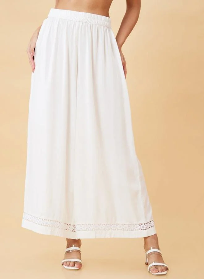 جلو باص بنطال واسع مزين بحافة دانتيل بطابع عرقي