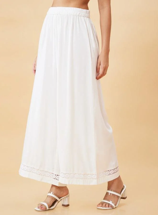 جلو باص بنطال واسع مزين بحافة دانتيل بطابع عرقي