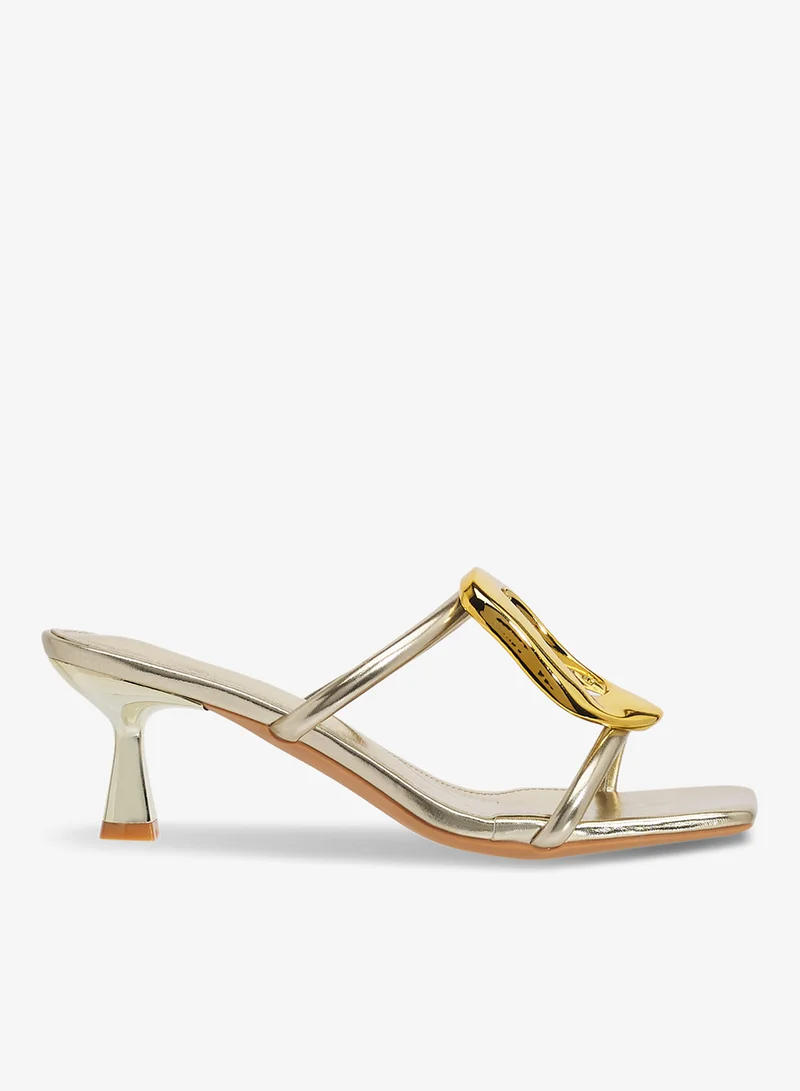 ايلا ليمتد اديشن تفاصيل حزام ذهبي بكعب متوسط معدني