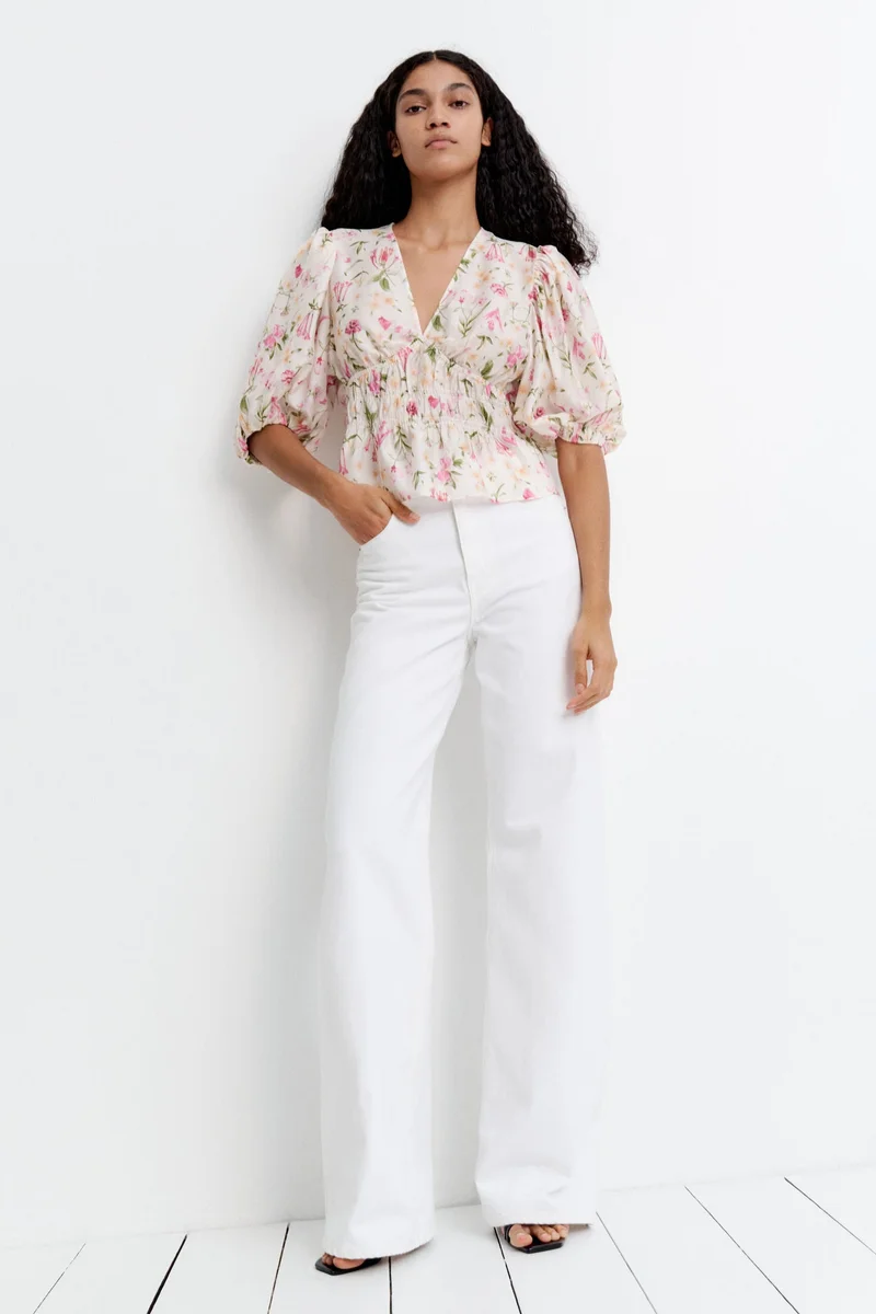 اتش اند ام بلوزة بياقة على شكل حرف