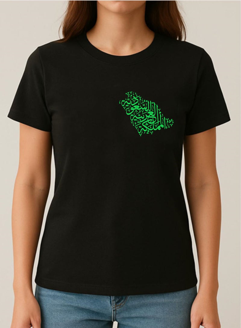 لوحة تيشيرت قطن لمناسبة اليوم الوطني السعودي أو للفخر بالانتماء للوطن في كل الأوقات للرجال والنساء - Image 3