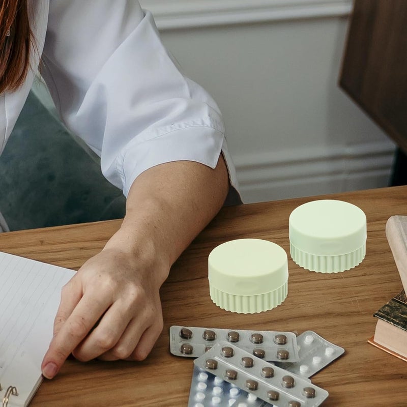 منظّم الأدوية المحمول من Healeved 4 قطع علب أدوية سيليكون حالة فيتامينات للسفر أقسام دائرية وتخزين زيت السمك لون عشوائي - Image 5