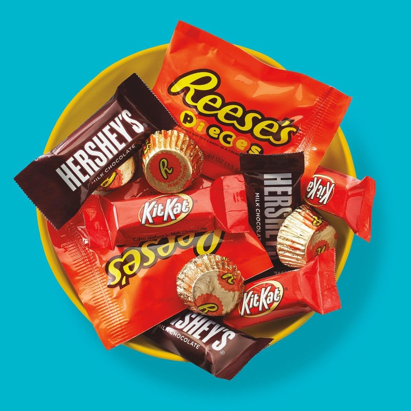 HERSHEY'S, KIT KAT and REESE'S Assorted Flavored Miniatures Halloween Candy Party Pack - 33.38 oz - Image 5