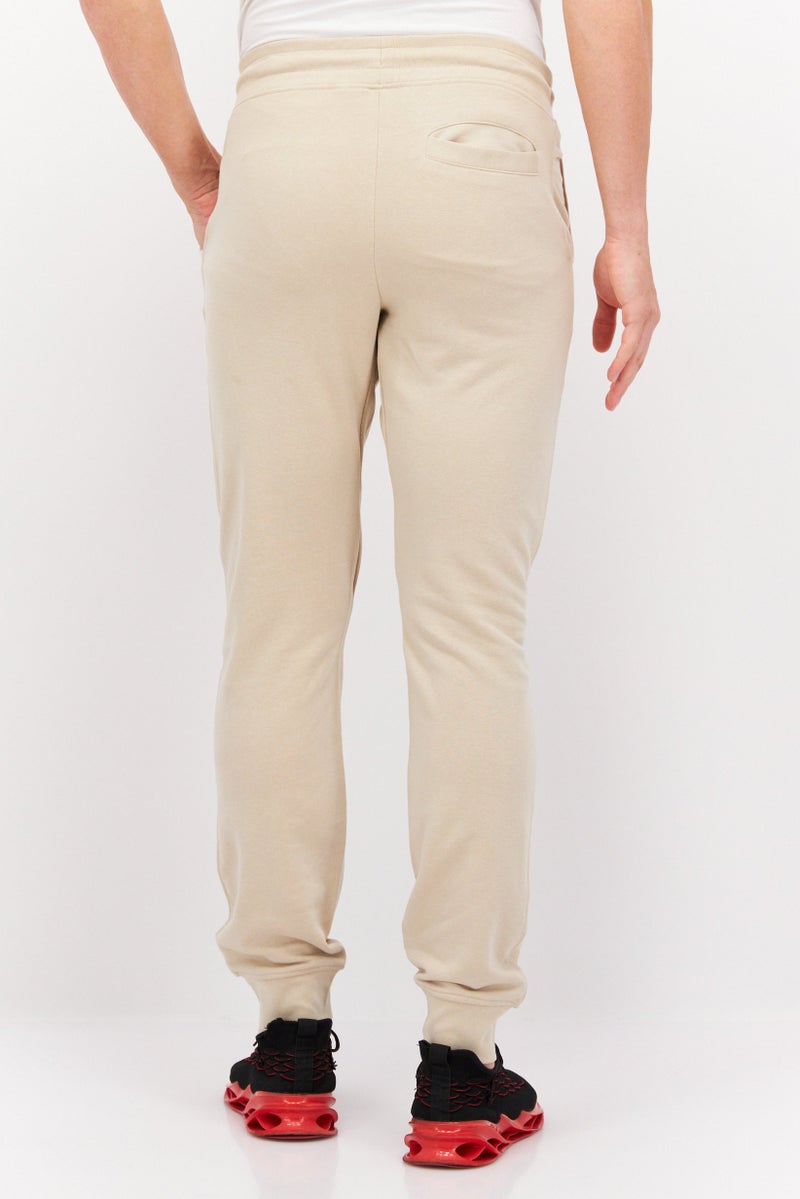 CROSSHATCH سروال جوجر للرجال بقصة عادية مع شعار مطرز، بيج - Image 2