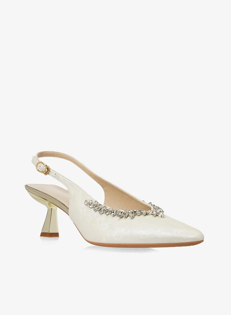 خزانة حذاء بكعب متوسط مزين بتفاصيل فضية