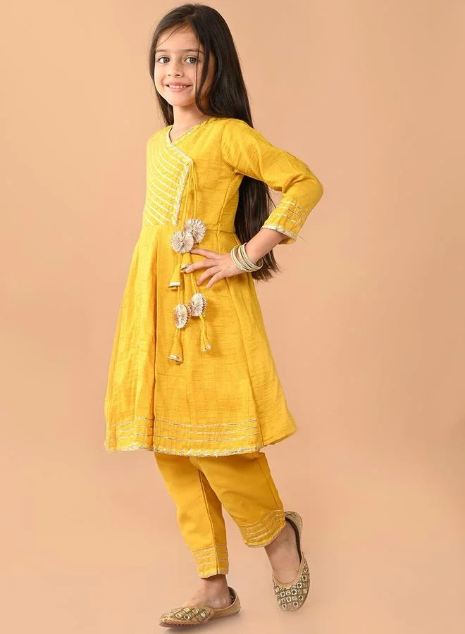 ليل بيكس طقم كورتا أصفر بقصة مستقيمة من القطن بتصميم ذاتي ورقبة دائرية - مثالي للمناسبات الاحتفالية!