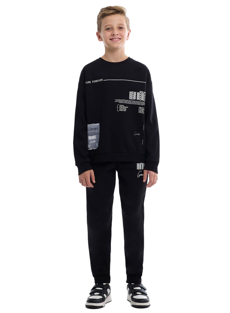 فكتور اند جين طقم سويت شيرت وبنطلون رياضي للأولاد باللون الأسود بتصميم مطبوع - Image 5
