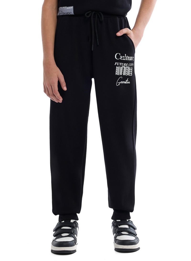 فكتور اند جين طقم سويت شيرت وبنطلون رياضي للأولاد باللون الأسود بتصميم مطبوع - Image 4