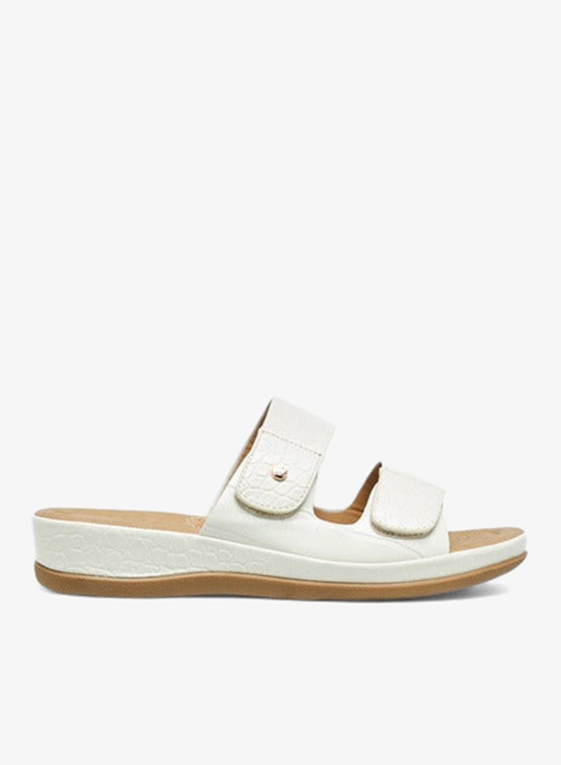 فلورا بيلا من شو إكسبرس صنادل نسائية مريحة سهلة الارتداء بنقوش - Image 1