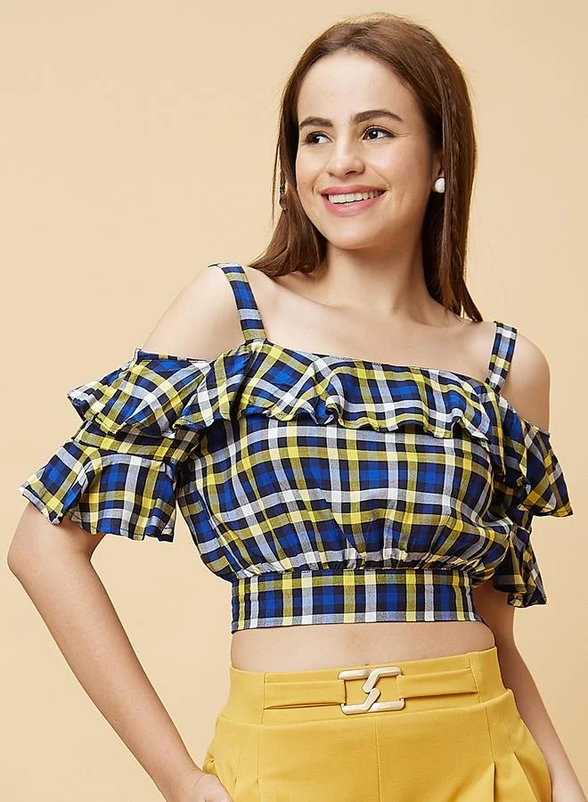 جلو باص بلوزة كروب مكشكشة من جلوبس بنقشة كاروهات بكتف مكشوف