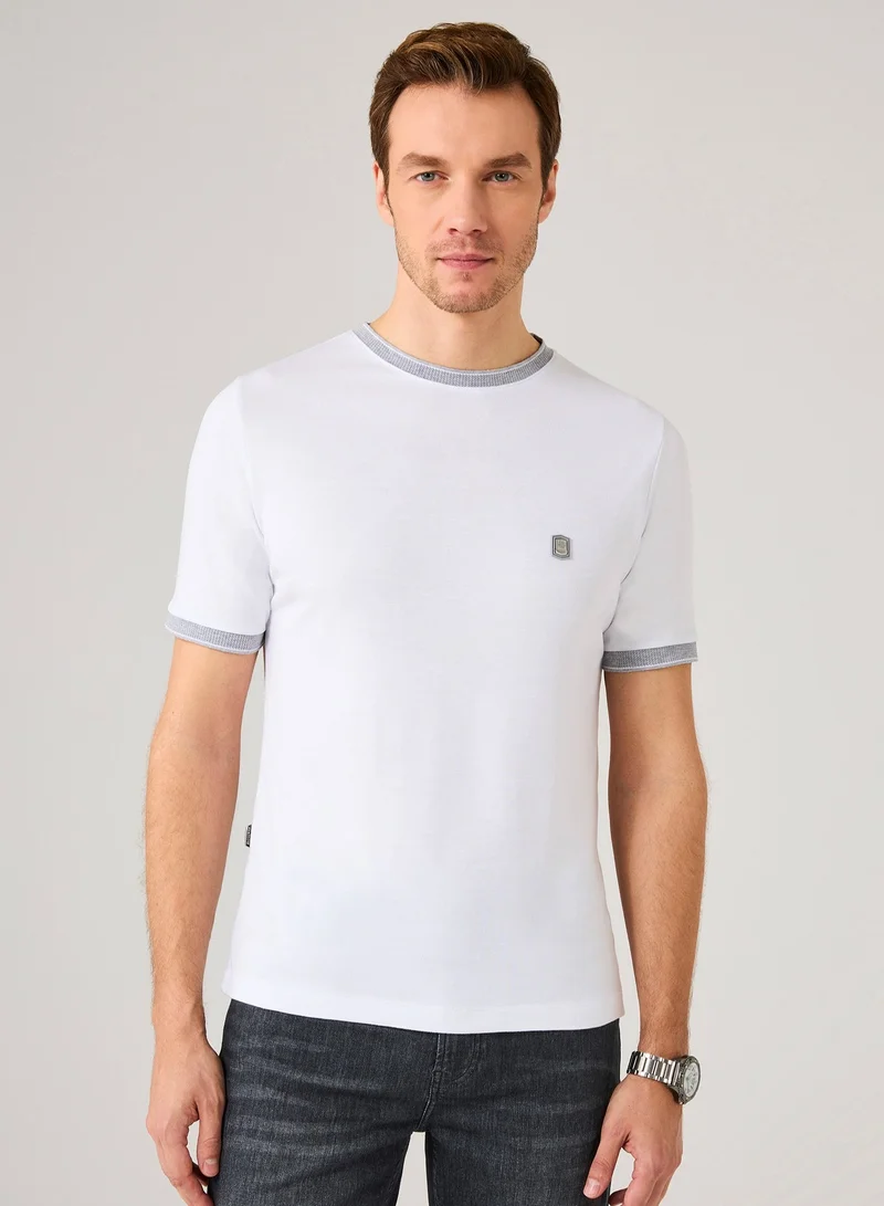 ثيودور تيشيرت الأبيض