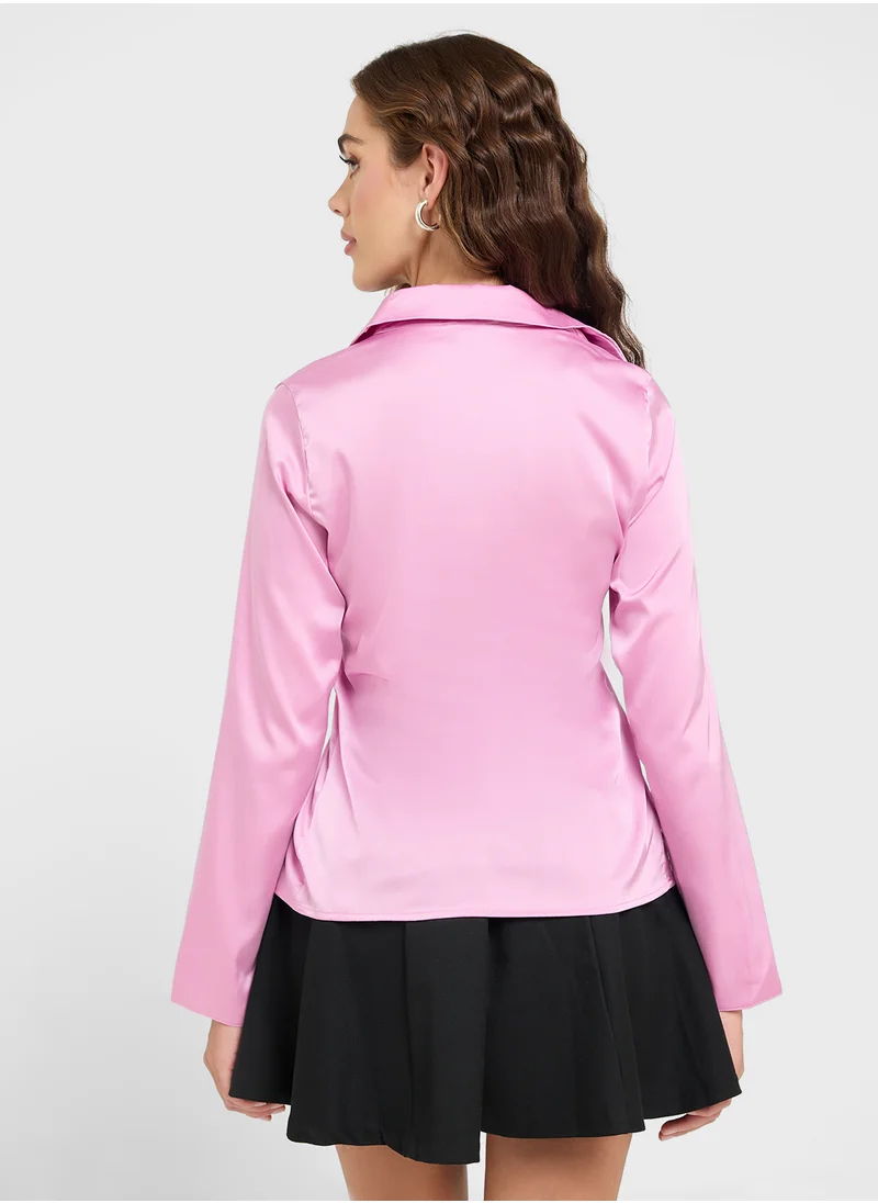 جينجر Plunge Neck Tie Up Detail Satin Shirt