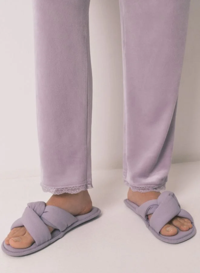 ومن سيكريت بيجاما طويلة بلون البنفسجي المخملي