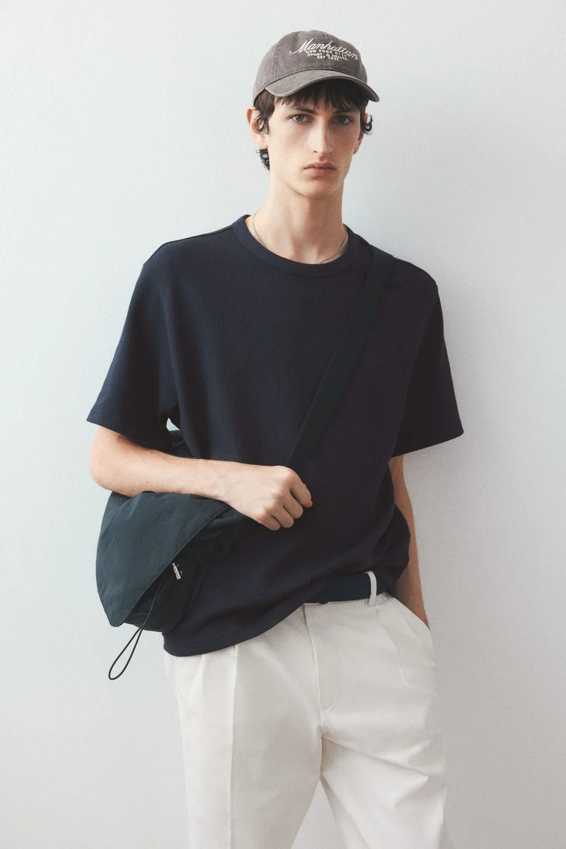 اتش اند ام تي-شيرت من نسيج الوافل بقصّة عادية