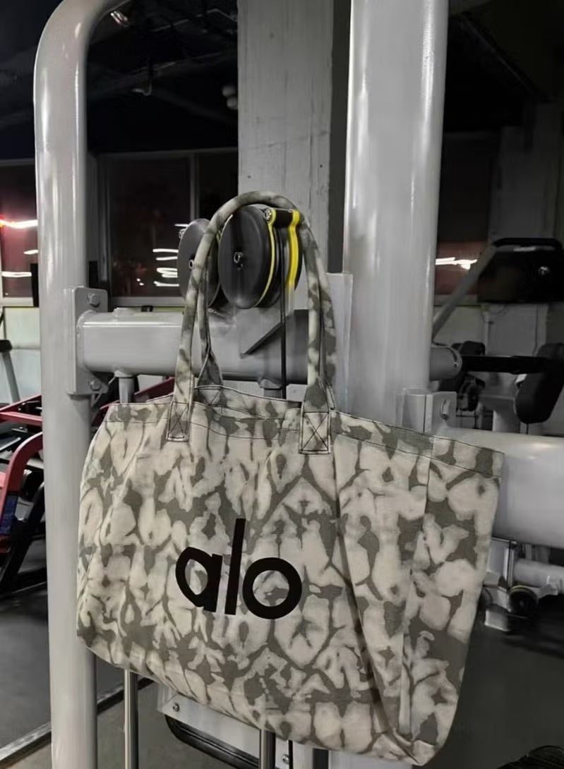 ألو Alo اليوغا حقيبة، حقيبة قماش الكتف الواحد لكل من الرجال والنساء، حقيبة التسوق ذات القدرة الكبيرة، الرياضة واللياقة البدنية حقيبة - رمادي - Image 4