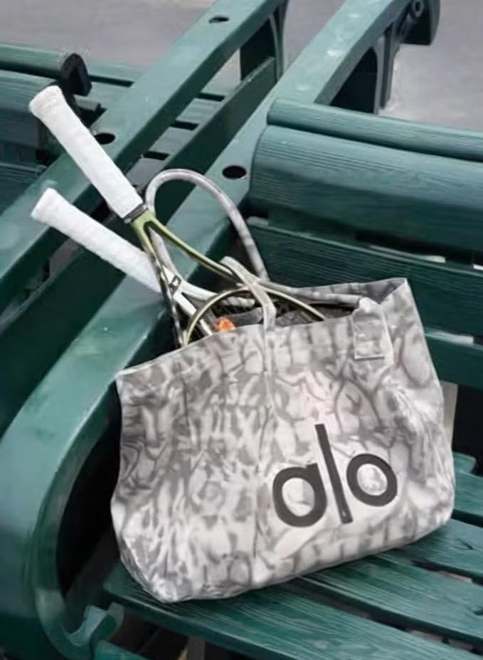 ألو Alo اليوغا حقيبة، حقيبة قماش الكتف الواحد لكل من الرجال والنساء، حقيبة التسوق ذات القدرة الكبيرة، الرياضة واللياقة البدنية حقيبة - رمادي - Image 5