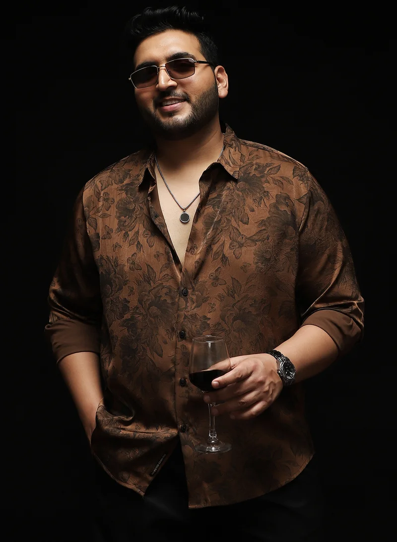 انستافاب بلس قميص رجالي بنقشة فراشة وحديقة باللون البني الشوكولاتة بياقة واسعة وأكمام طويلة بأزرار وحافة منحنية من البوليستر السادة بنقشة نباتية للملابس الكاجوال والشوارع