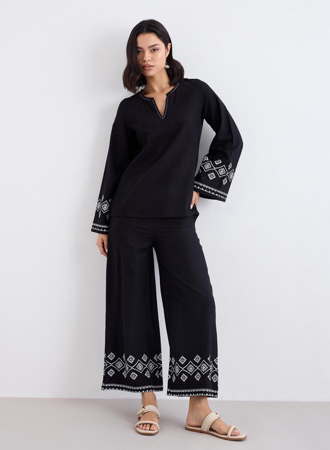 ستايلي طقم بلوزة وبنطلون بنقوش سوداء بياقة مشقوقة - Image 2