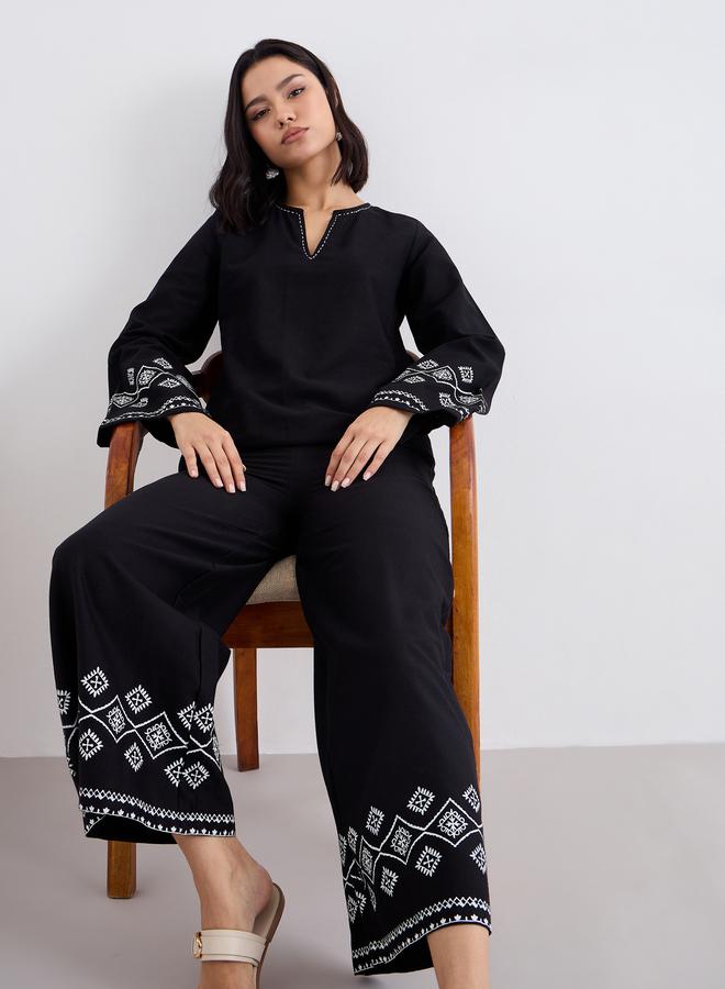 ستايلي طقم بلوزة وبنطلون بنقوش سوداء بياقة مشقوقة - Image 5