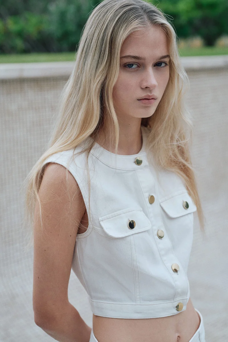 اتش اند ام بلوزة دنيم قصيرة