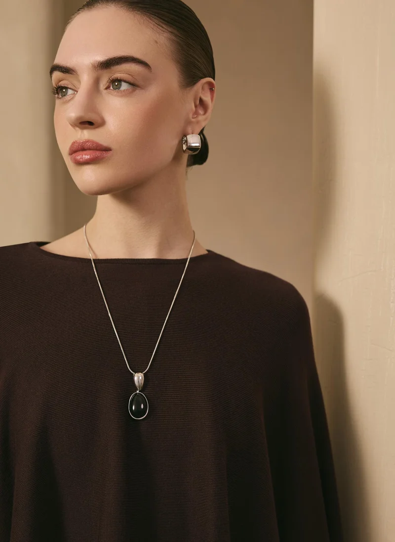 Slim chain with contrasting pendant