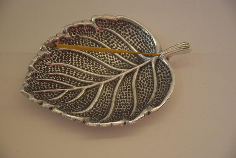 Pure Source India Leaf Design Aluminum Agarbatti Stand 7 x 5 inch Silver for Home Temple Office Decorative Use - Image 3