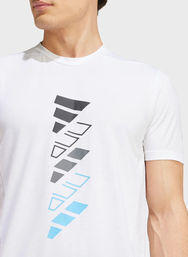 adidas تيشيرت جرافيك بشعار Aeroready D4T