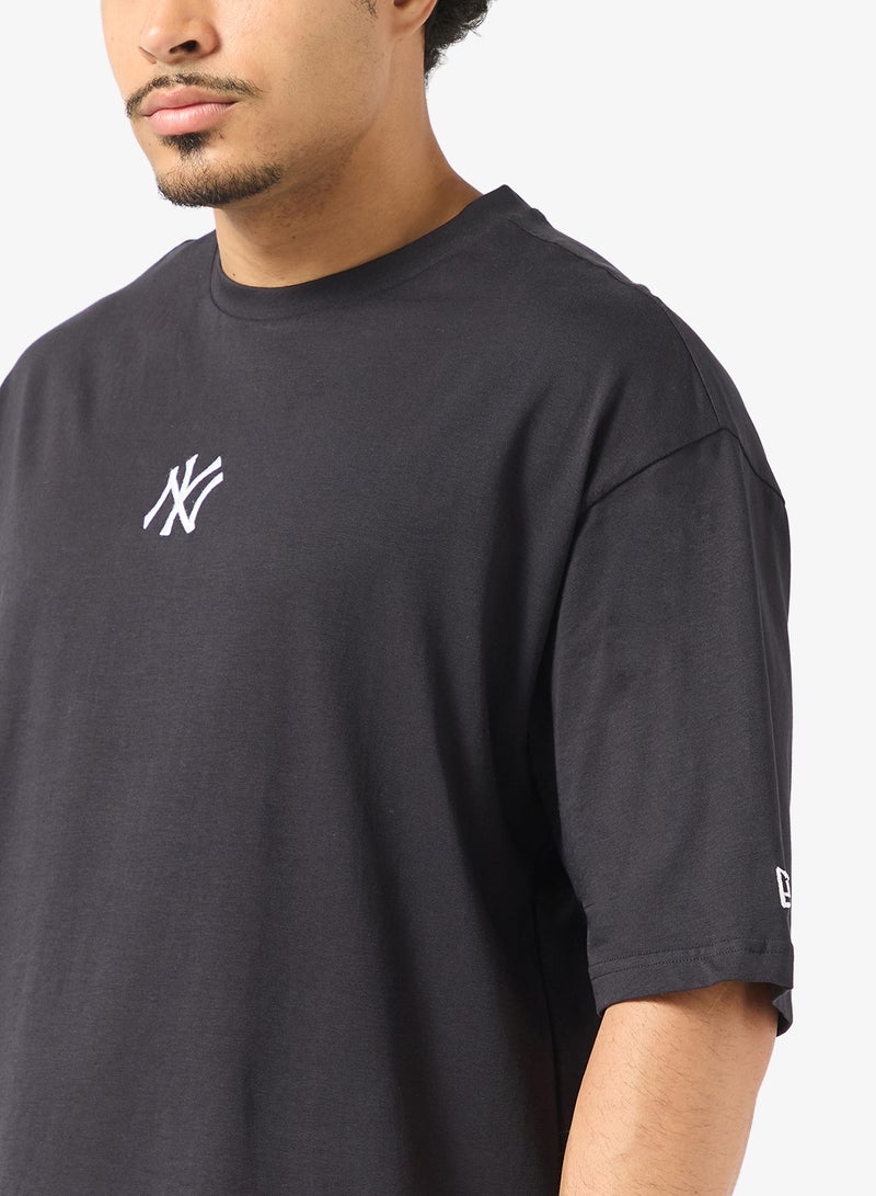 NEW ERA MLB League Essential Oversized New York Yankees T-Shirt - Image 3
