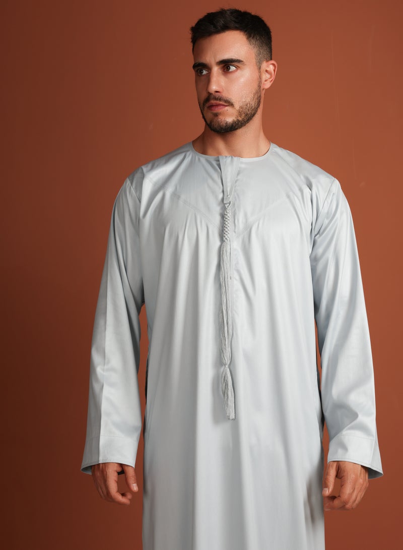 ييجو من مريم Kandora Idriss – Light Grey Emirati Kandhoura – Soft Cotton Blend | Modern Tradition & Comfort - 56CM - Light Grey  - Image 2