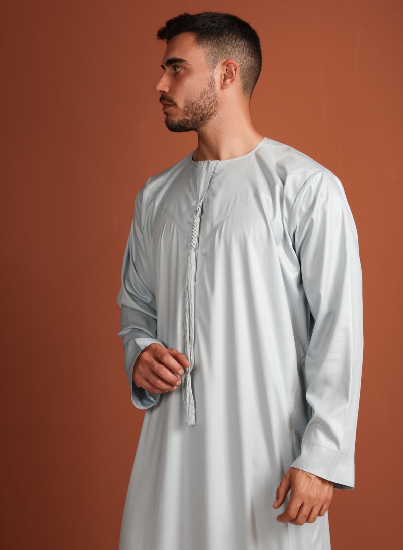 ييجو من مريم Kandora Idriss – Light Grey Emirati Kandhoura – Soft Cotton Blend | Modern Tradition & Comfort - 56CM - Light Grey  - Image 4