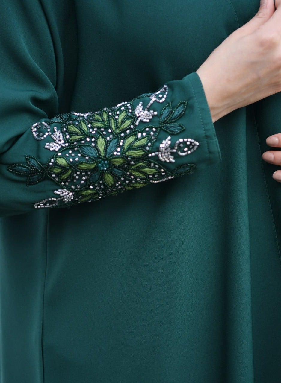 عباية لف ربع كلوش باللون الاخضر بشك يدوي على الأكم...