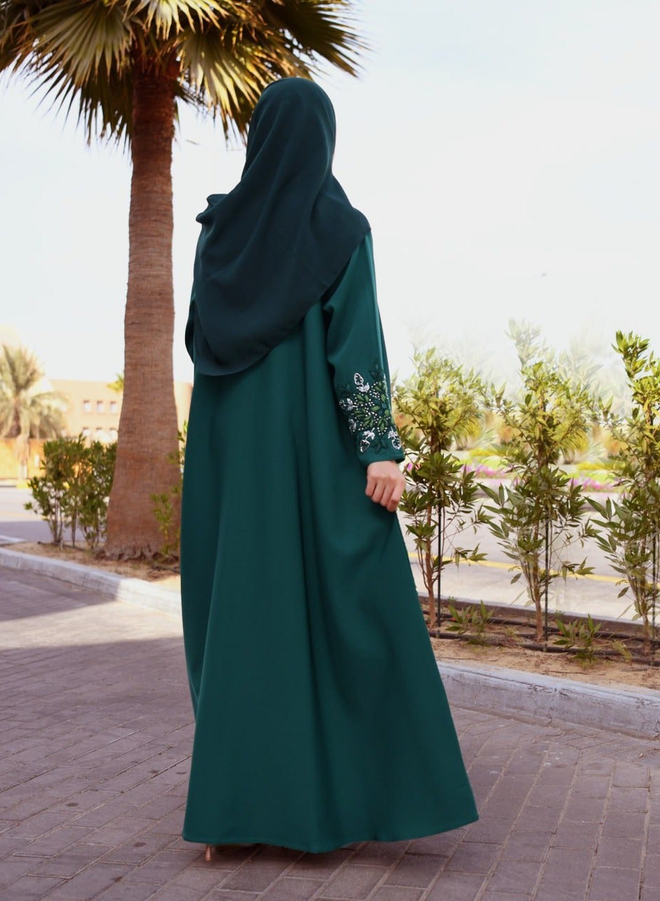 عباية لف ربع كلوش باللون الاخضر بشك يدوي على الأكم...
