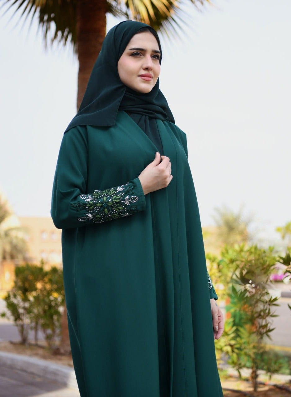 عباية لف ربع كلوش باللون الاخضر بشك يدوي على الأكم...
