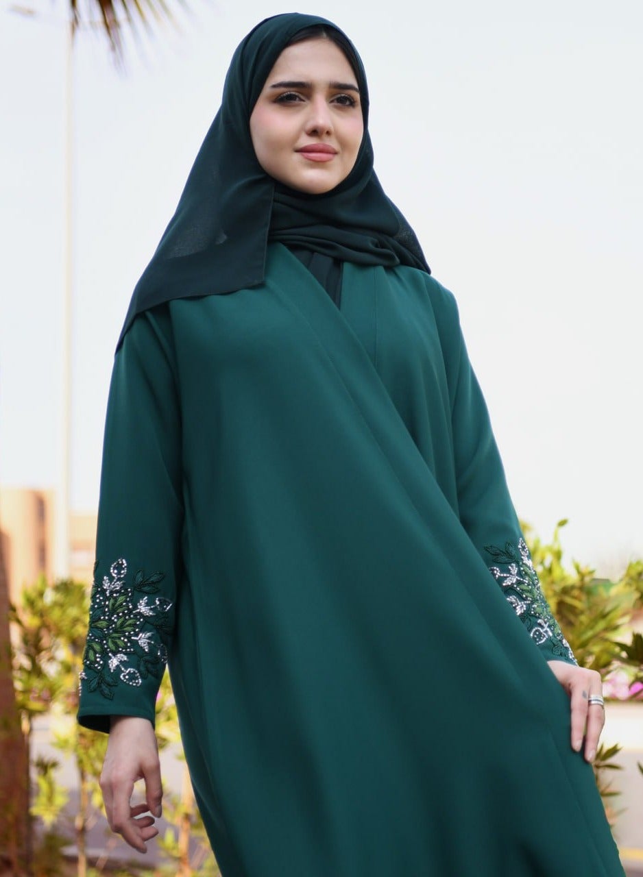 عباية لف ربع كلوش باللون الاخضر بشك يدوي على الأكم...