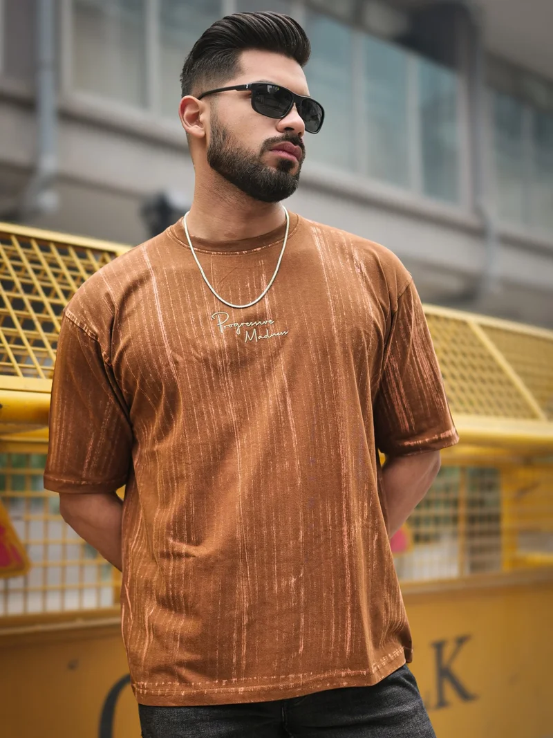 مانياك تيشيرت قطن رجالي بأكمام ثلاثة أرباع وطبعة جنون مانياك برقبة دائرية بني