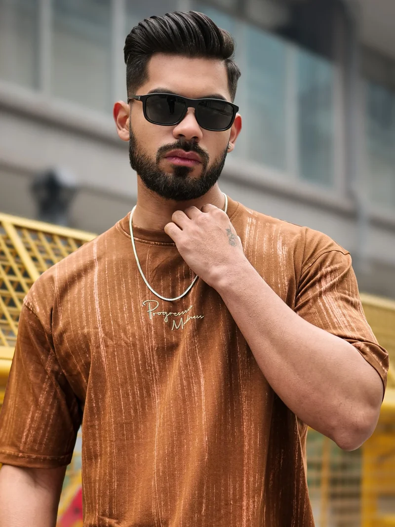 مانياك تيشيرت قطن رجالي بأكمام ثلاثة أرباع وطبعة جنون مانياك برقبة دائرية بني