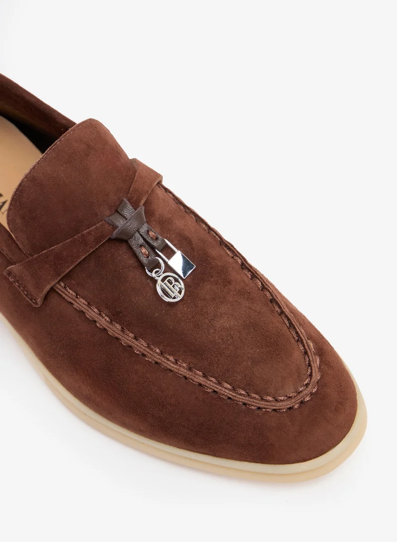 لوريان أديبة