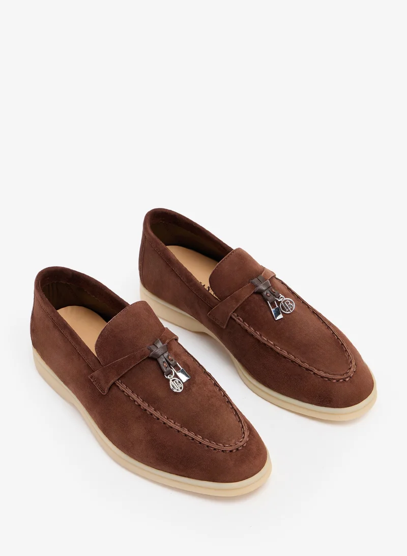 لوريان أديبة