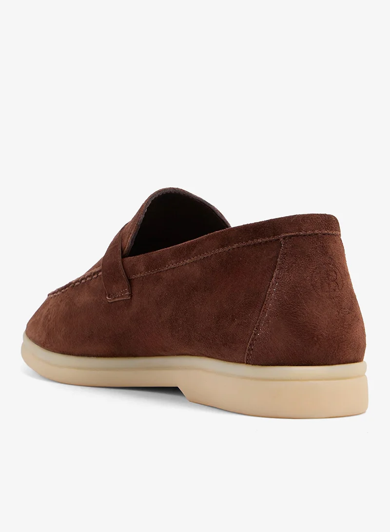 لوريان أديبة