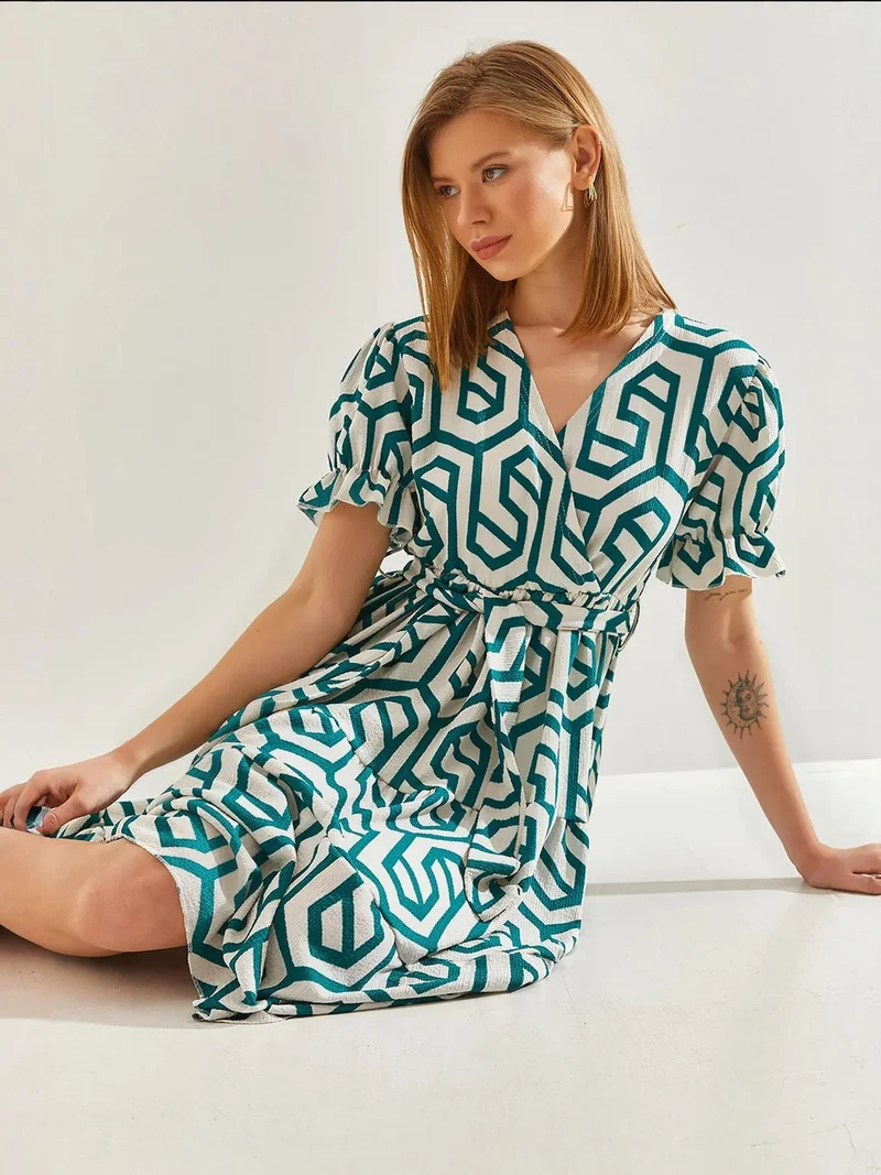 بيانكو لوتشي فستان ميدي برقبة على شكل  بنقش هندسي مع حزام من لوتشي